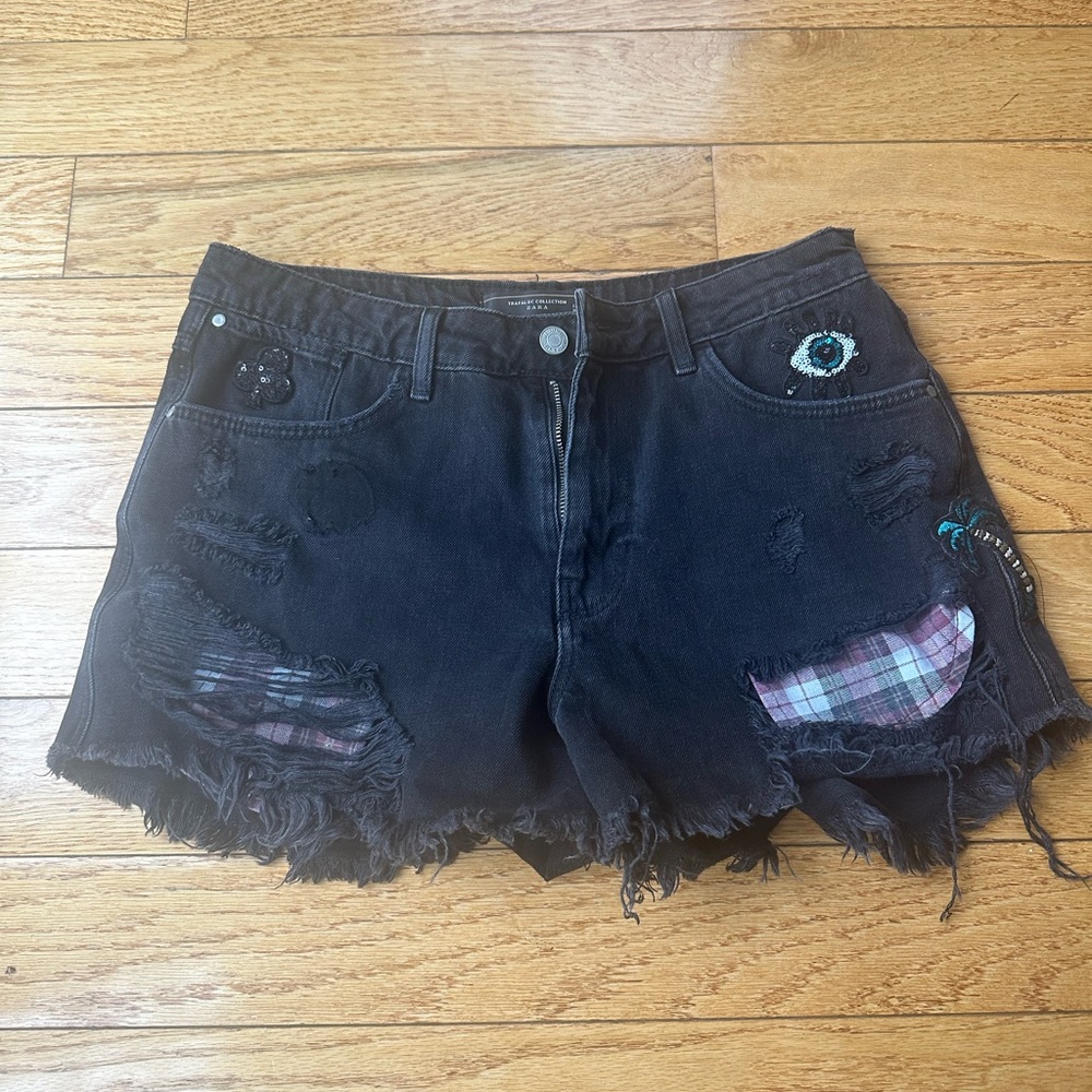Black Zara denim shorts with embroidered art
